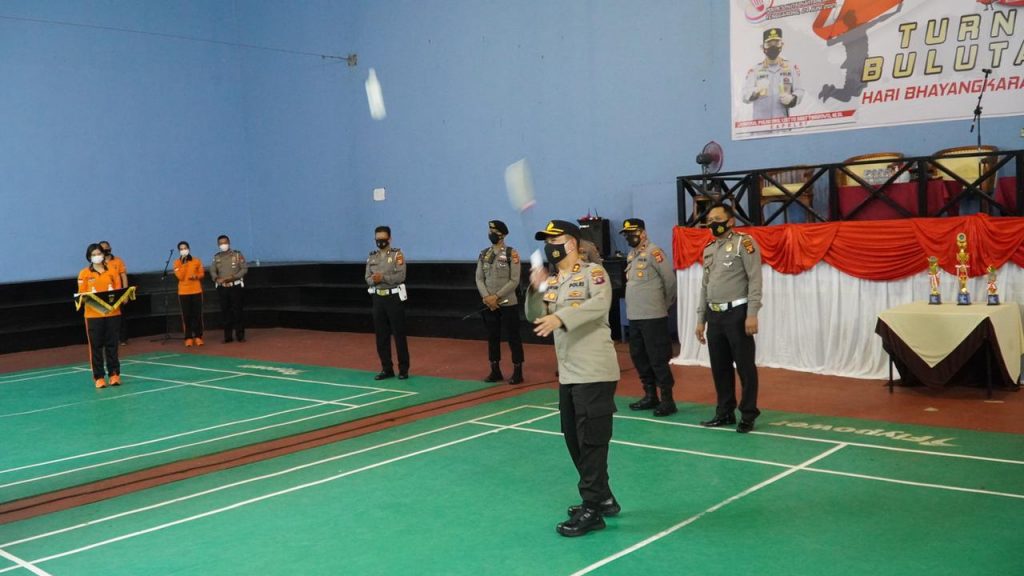 Sambut Hari Bhayangkara Ke-75, Polres Kukar Meriahkan dengan Lomba Bulu Tangkis 1 7 10