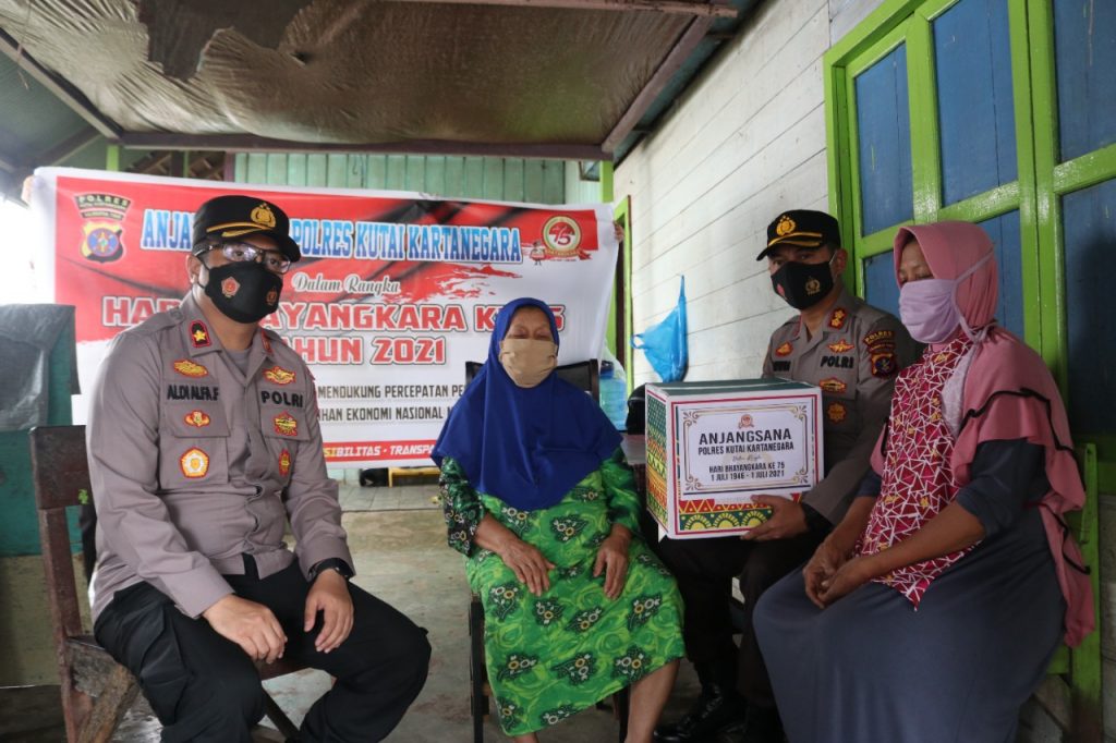 Polres Kukar Salurkan Ratusan Paket Sembako Dalam Rangka Peringati Hari Bhayangkara Ke-75 7 11