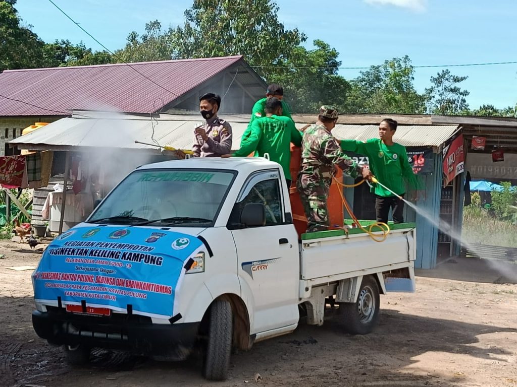 Cegah Penularan Covid – 19 Polsek Rantau Pulung Semprotkan Desinfektan di Ruang Publik 7 9
