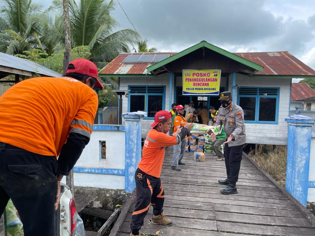 Berikan Bantuan Kepada Warga Terdampak Banjir, Kapolsek Muara Ancalong Turun Langsung ke Posko 1 8 1