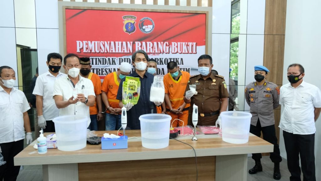 Berhasil Ungkap Peredaran Narkotika, Polda Kaltim Musnahkan 1 Kg Sabu 8 3