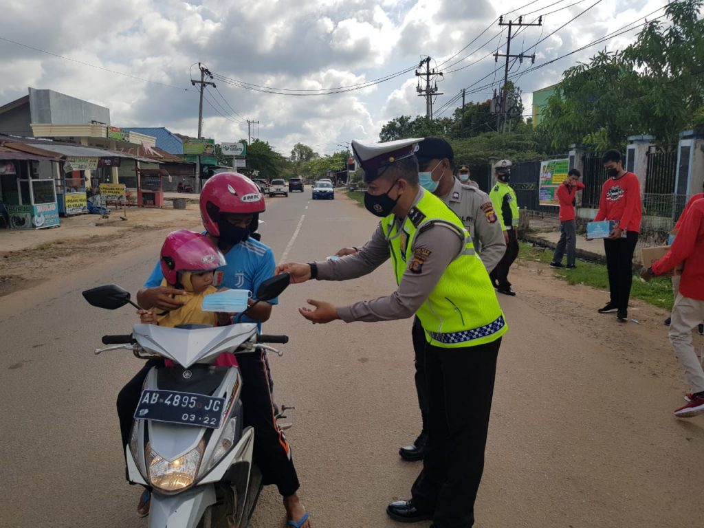 Tertibkan Masyarakat Terkait Protokol Covid–19, Polres Kutim Gelar Ops Yustisi dan Bagikan Masker 9 1