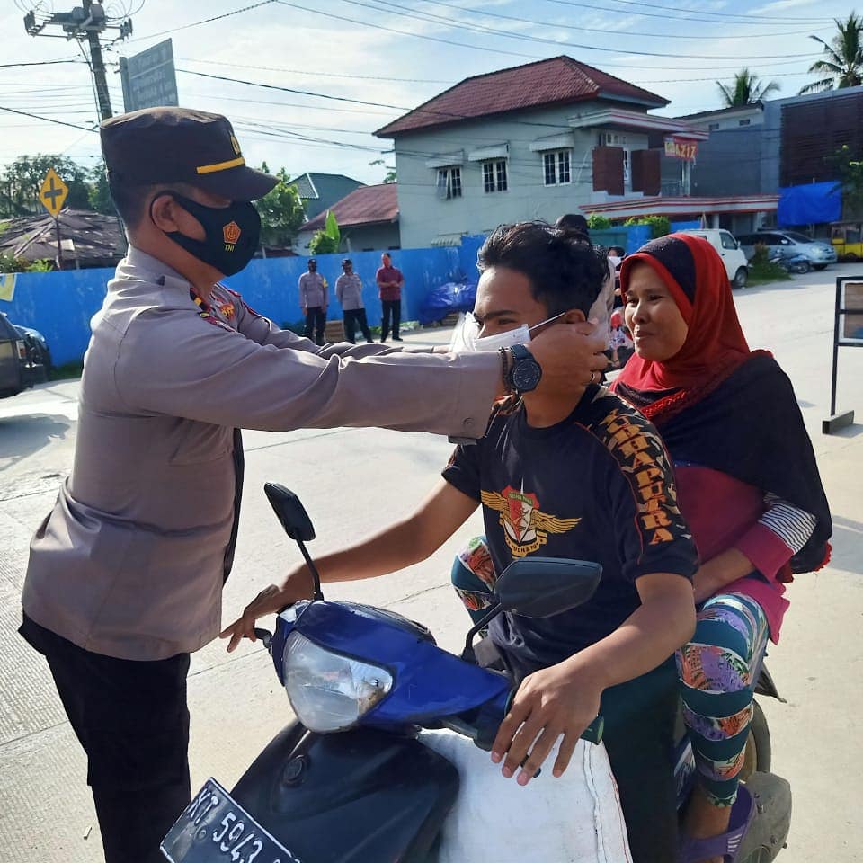 Cegah Penyebaran Covid-19, Polsek Samarinda Seberang Gencar Bagikan Masker Kepada Warga WhatsApp Image 2021 06 07 at 09.44.48