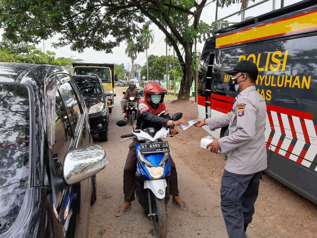 Tekan Angka Penyebaran Virus Covid – 19, Polres Kutim Laksanakan Operasi Yustisi WhatsApp Image 2021 06 07 at 14.45.01