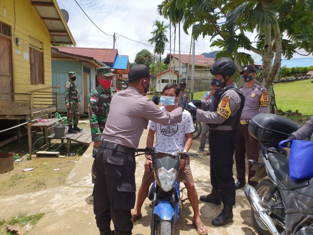 Minimalisir Penyebaran Virus Corona, Polsek Long Apari Berikan Himbauan dan Edukasi Prokes WhatsApp Image 2021 06 23 at 14.39.43
