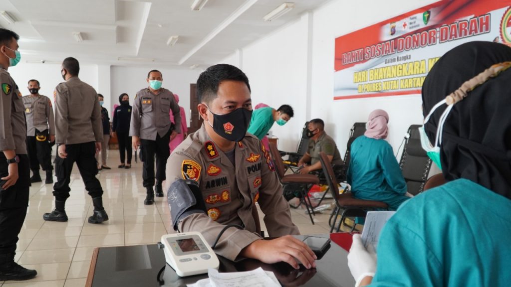 Jelang Hari Bhayangkara Ke-75, Polres Kukar Gelar Bakti Sosial Donor Darah WhatsApp Image 2021 06 24 at 08.54.59