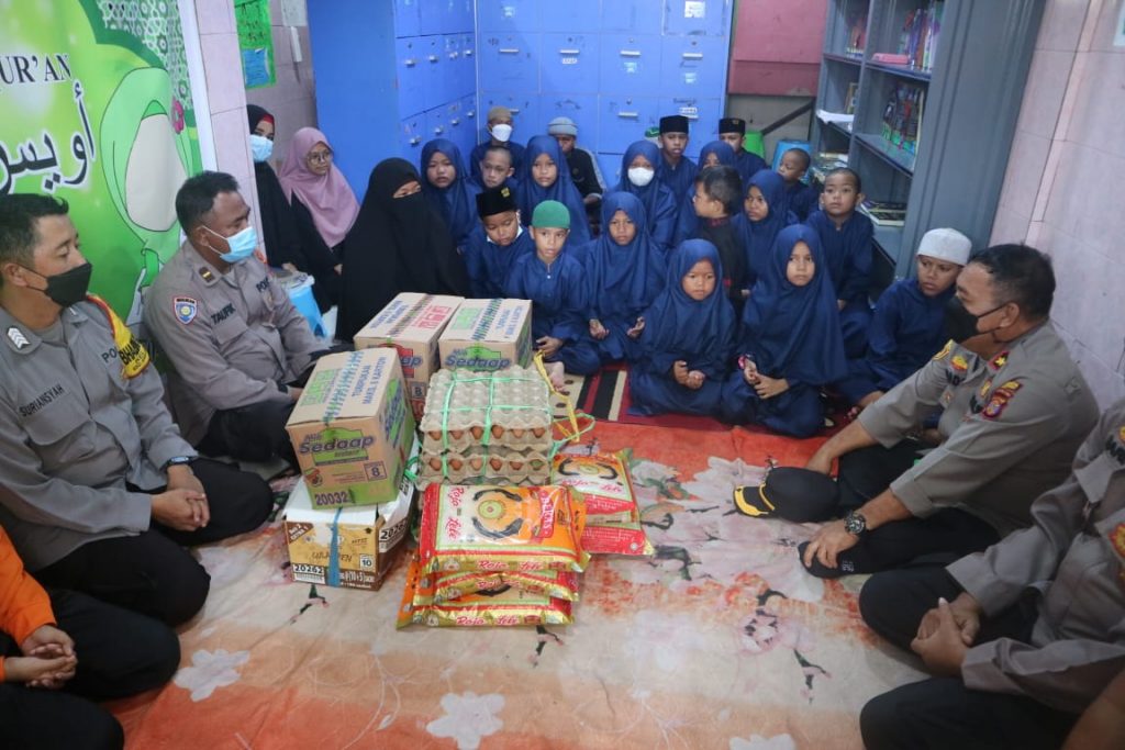 Jelang Hari Bhayangkara Ke-75, Polsek Samarinda Seberang Salurkan Bantuan Sosial WhatsApp Image 2021 06 26 at 10.07.58