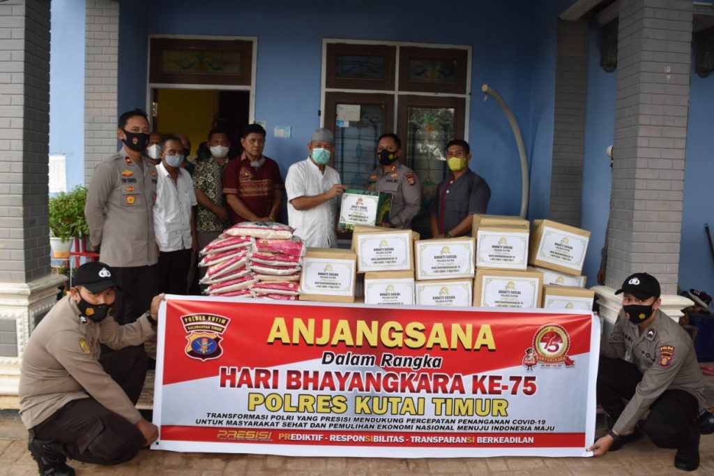 Pimpin Anjangsana, Kapolres Kutim Salurkan Bantuan Sembako ke Purnawirawan dan Warakawuri Polri WhatsApp Image 2021 06 26 at 12.30.29