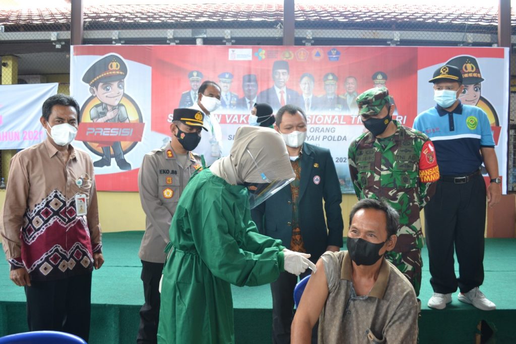 Sambut Hari Bhayangkara Ke 75, Polres Paser Gelar Vaksinasi Massal WhatsApp Image 2021 06 26 at 13.27.01