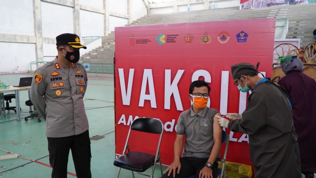 Kapolres Kukar Tinjau Pelaksanaan Vaksinasi Massal Dalam Rangka Hari Bhayangkara Ke-75 WhatsApp Image 2021 06 27 at 10.23.42