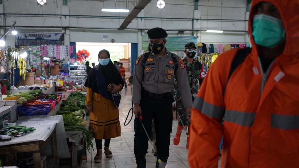 Sambut Hari Bhayngkara Ke-75, Polres Kukar Bersama Tim Gabungan Semprotkan Disinfektan di Fasilitas Umum WhatsApp Image 2021 06 29 at 10.56.04
