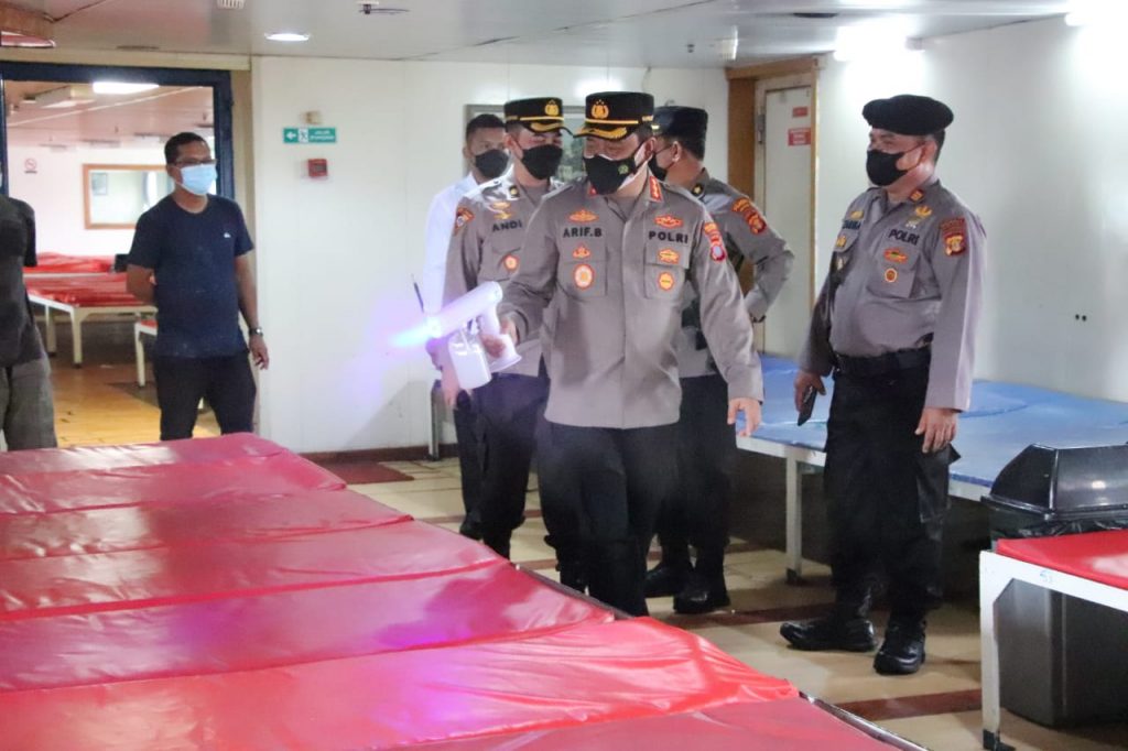 Cegah Penyebaran Covid-19, Kapolresta Samarinda Laksanakan Blusukan Guna Semprotkan Disinfektan WhatsApp Image 2021 06 29 at 12.25.39