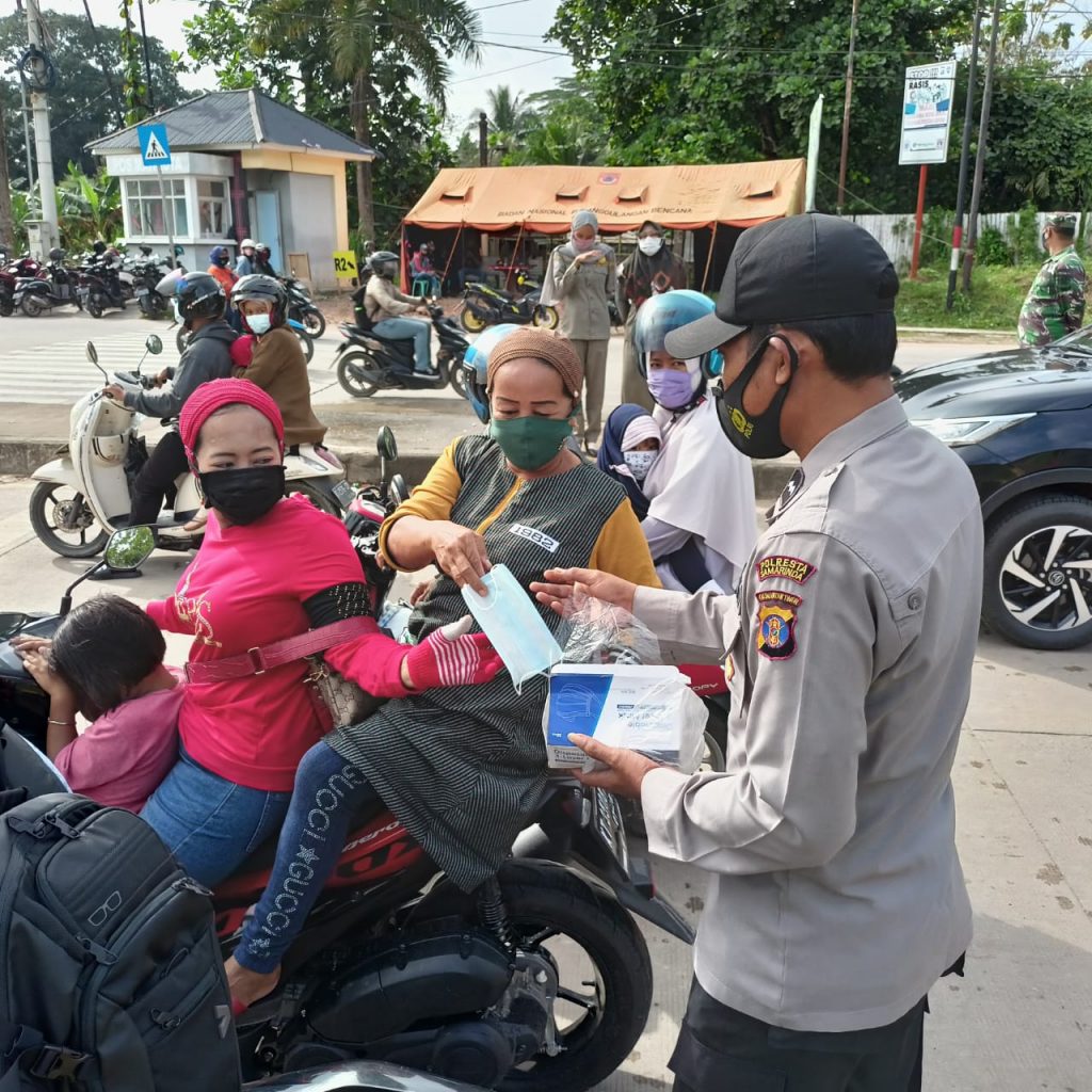 Dukung PPKM Mikro, Polsek Palaran Bagikan Masker dan Sosialisasikan Prokes WhatsApp Image 2021 06 30 at 13.11.54