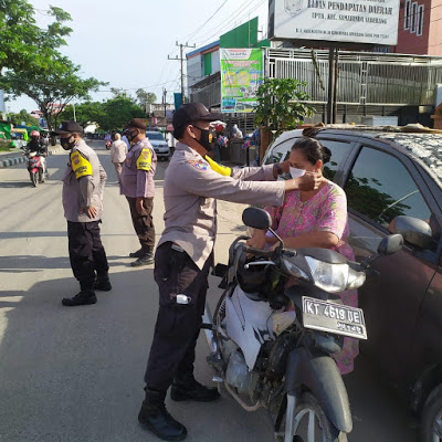 Edukasi Warga Disiplin Prokes, Polsek Samarinda Seberang Gelar Ops Yustisi dan Bagi Masker smd 3