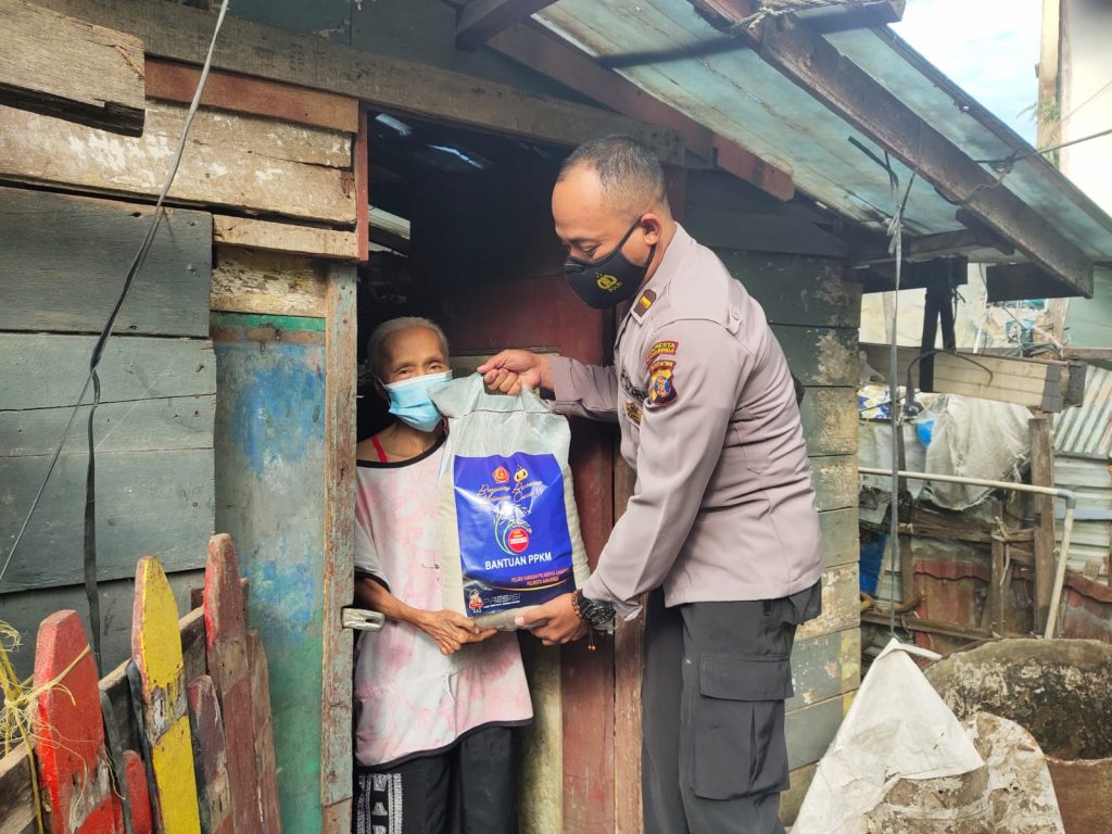 Peduli Warga Terdampak Covid-19, Polsek Kawasan Pelabuhan Samarinda Salurkan Bantuan Sembako 1 10