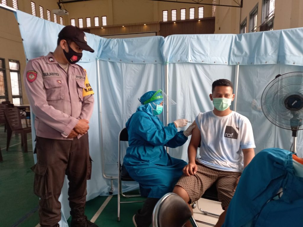 Polsek Samboja Berikan Pengamanan Vaksinasi Covid-19 Agar Berjalan Dengan Aman dan Lancar 10 8