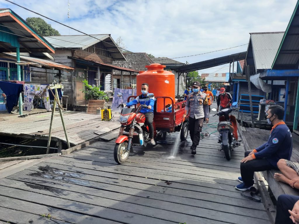 Antisipasi Penyebaran Covid-19, Polsek Penyinggahan Semprotkan Disinfektan di Ruang Publik 2 11