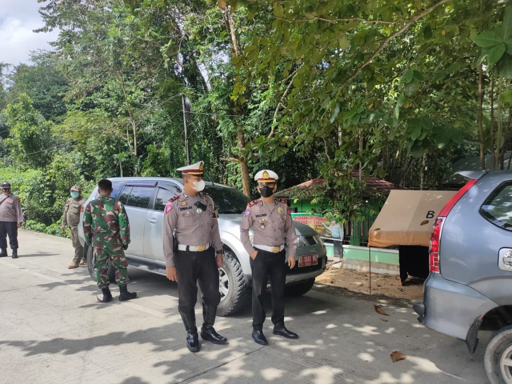 PPKM Darurat, Kasat Lantas Polres Kutim Pantau Langsung Pos Penyekatan 2 3