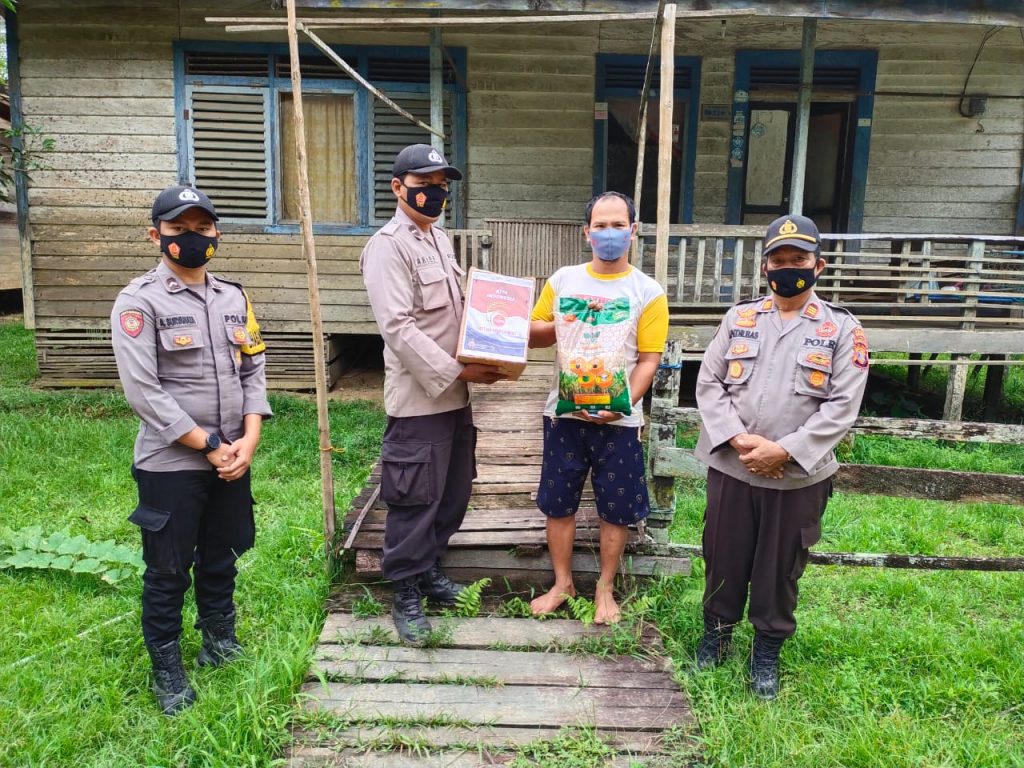 Baksos Polri Peduli Covid-19, Polsek Bentian Besar Bagikan Sembako dan Masker kepada Masyarakat 2 9