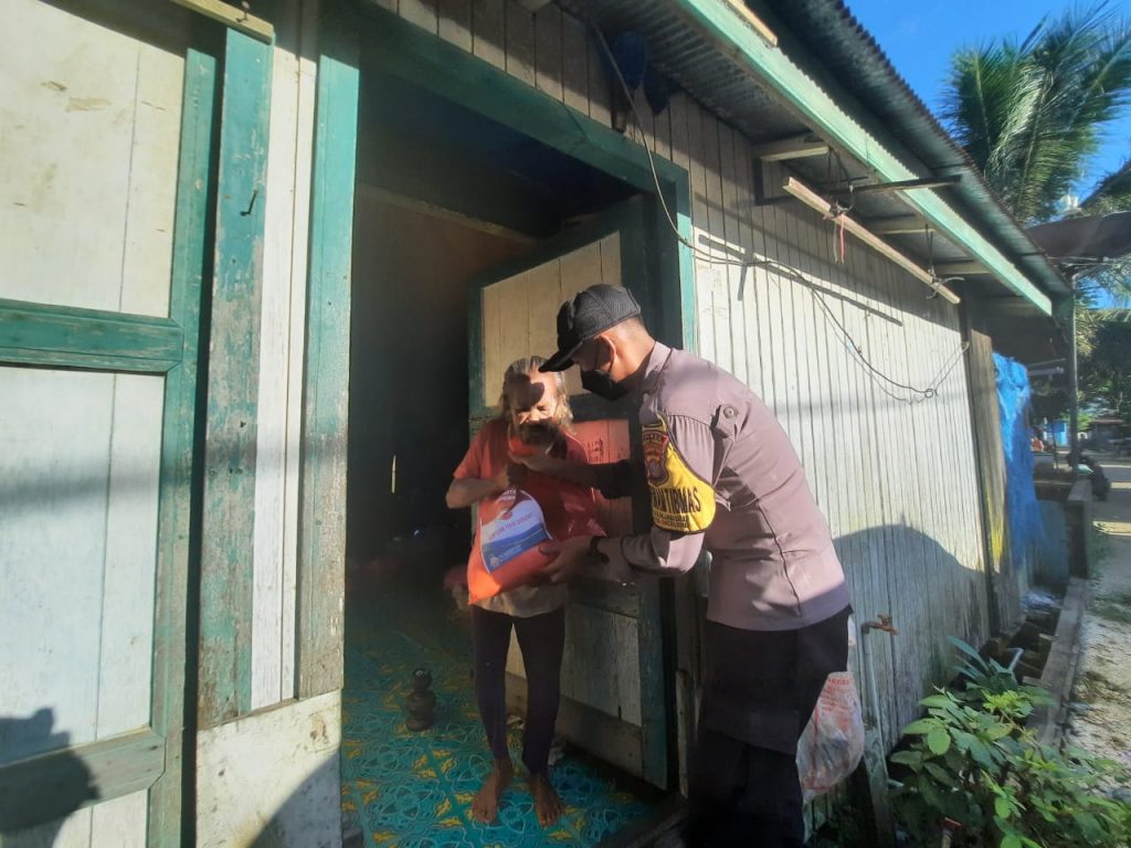 Ringankan Beban Masyarakat Ditengah Pandemi Covid-19, Polsek Muara Ancalong Distribusikan Bantuan Sosial 3 12