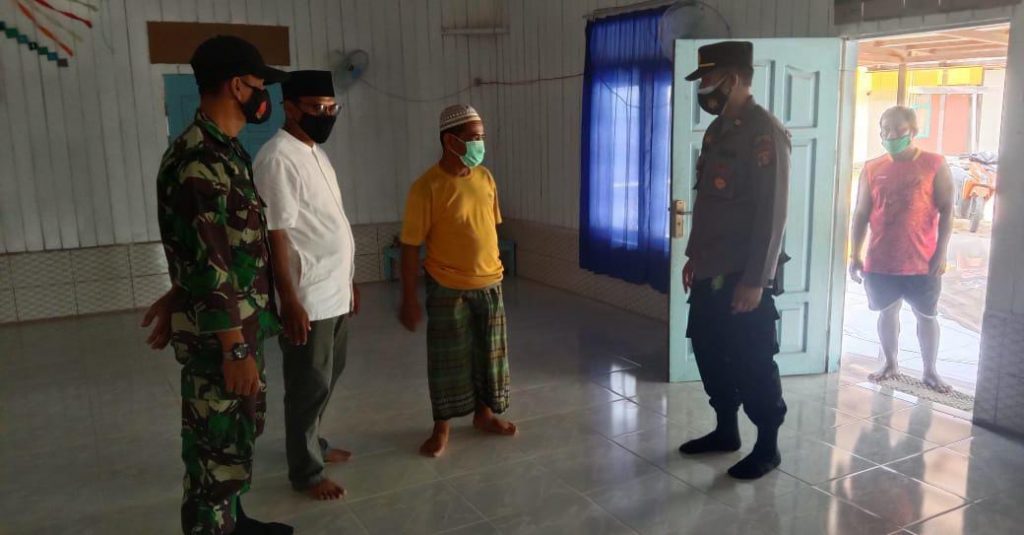 Antisipasi Penyebaran Covid-19, Kapolsek Kongbeng Imbau Jamaah Masjid Taat Protokol Kesehatan 3 14