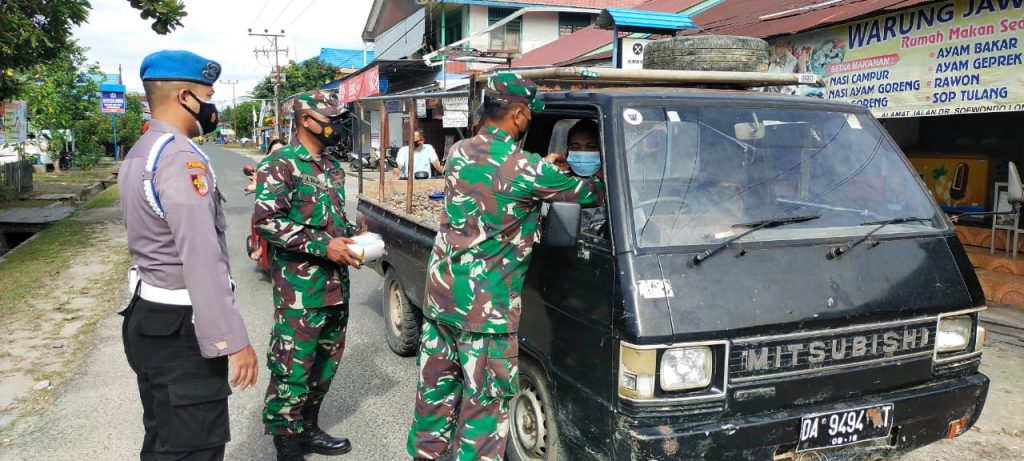 Gelar Ops Yustisi Covid-19, Polsek Long Iram Bersama Koramil Bagikan Masker kepada Masyarakat 3 6