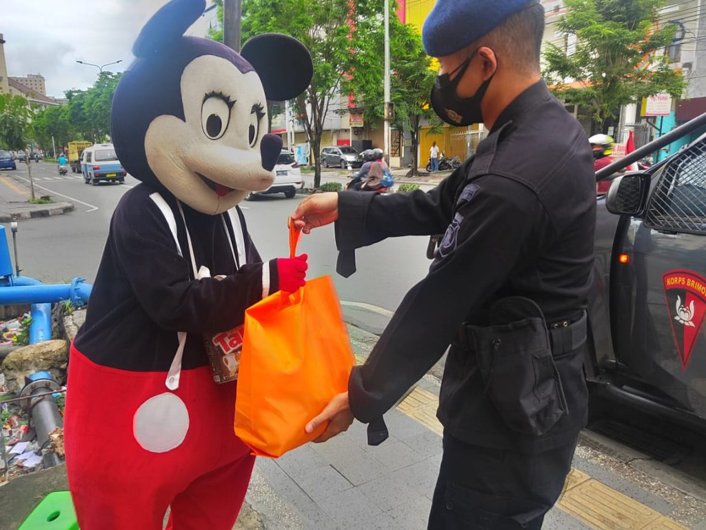 Brimob Kaltim Bagikan Sembako kepada Warga Terdampak PPKM Darurat di Balikpapan 3 8