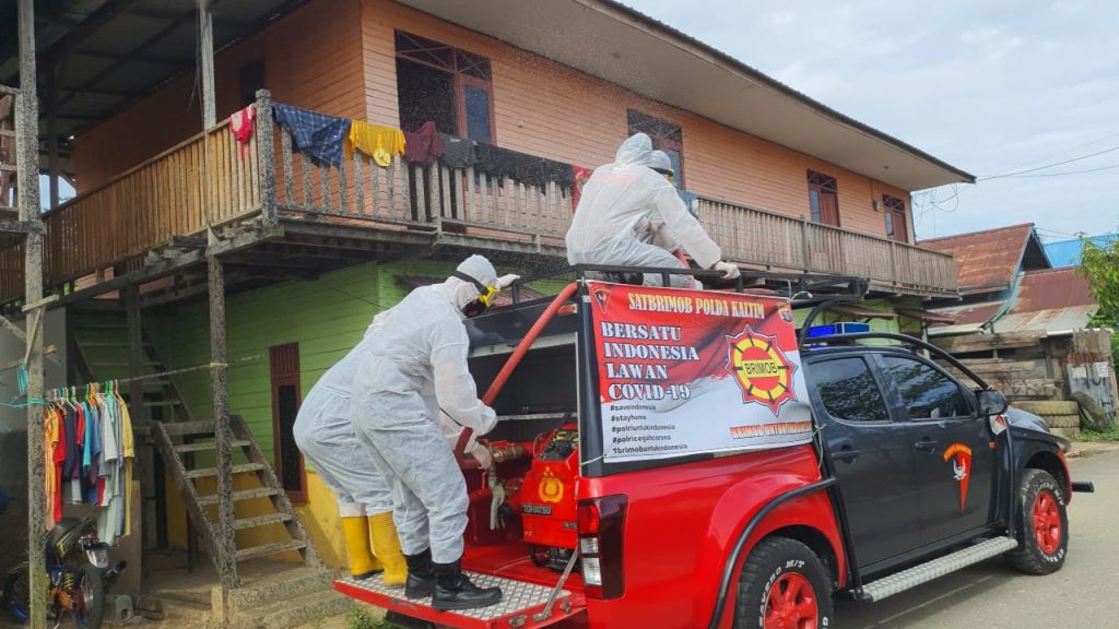 Antisipasi Penyebaran Covid-19, Personel Brimob Batalyon C Pelopor Semprotkan Cairan Disinfektan di Wilayah Teluk Bayur 4