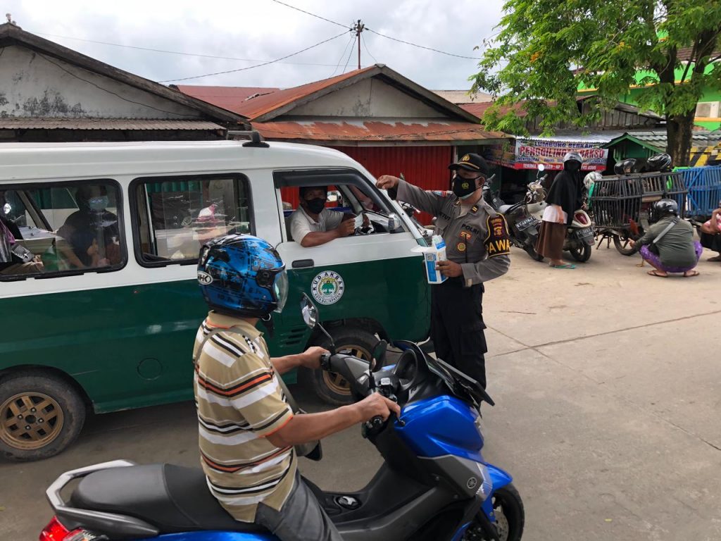 Bagikan Masker kepada Masyarakat, Polsek Balikpapan Timur Ajak Masyarakat Patuhi Prokes Covid-19 4 2