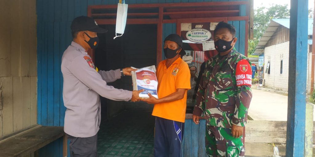Polsek Anggana Bagikan Paket Sembako Kepada Warga yang Perekonomiannya Terdampak PPKM Diperketat 4 8