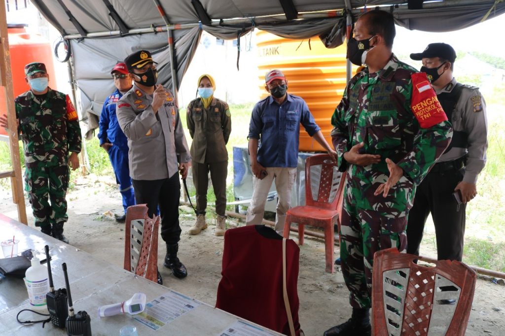 Kapolres PPU Bersama Dandim 0913/PPU Tinjau Pos Penyekatan PPKM Level 4 di Pelabuhan Penajam 5 13