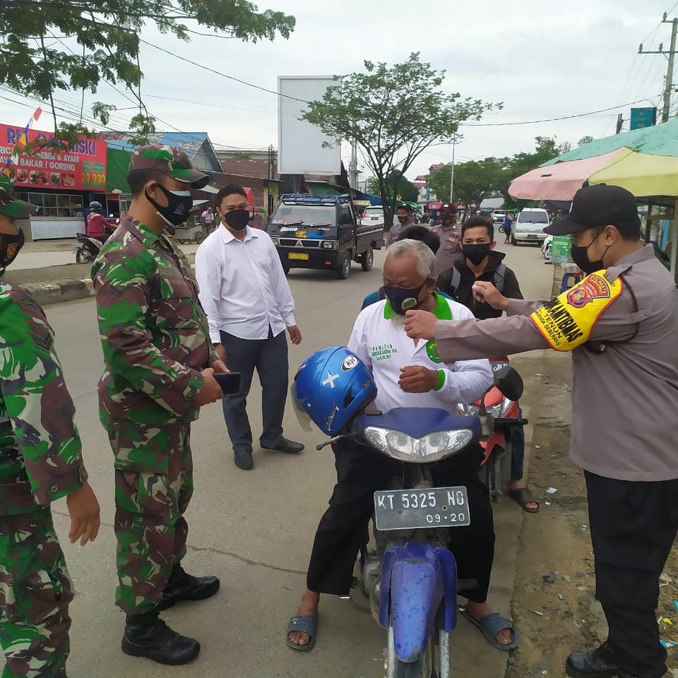 Personel Polsek dan Koramil Samarinda Seberang Beri Himbauan Prokes Covid-19 Melalui Ops Yustisi 5 2