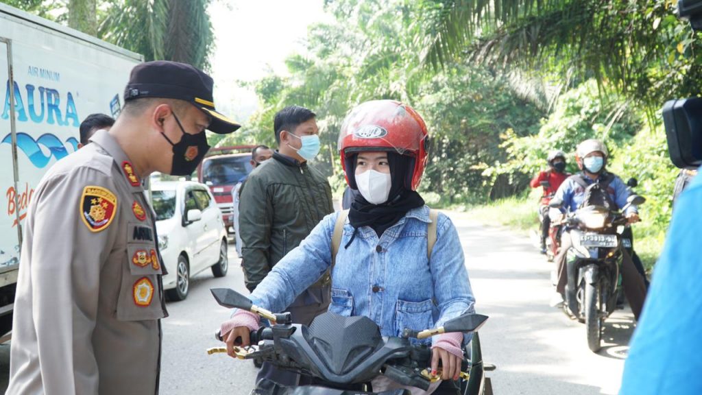 Kapolres Kutai Kartanegara Turun Langsung Bersama Forkopimda Laksanakan Operasi Non Yustisi PPKM Mikro Diperketat 5 4