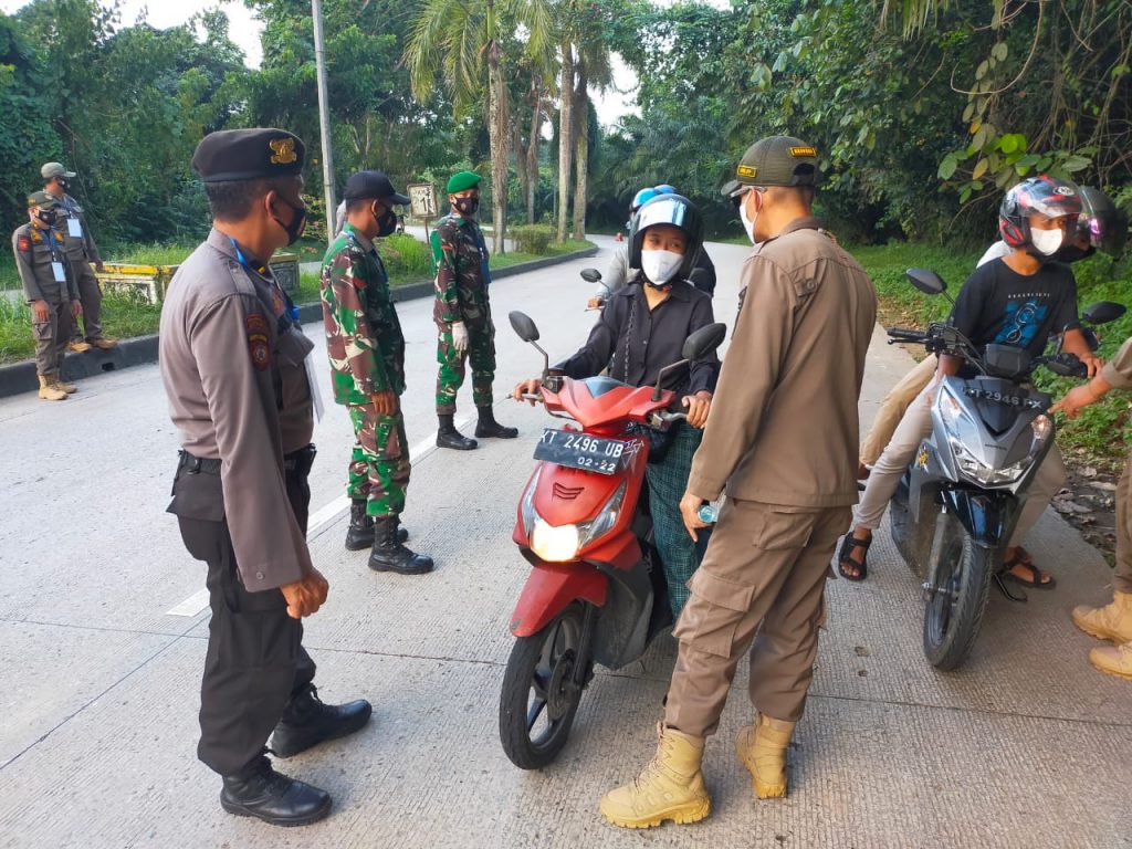 Terapkan PPKM Diperketat, Polres Kukar Bersama Instansi Terkait Terus Lakukan Penyekatan Mobilitas Masyarakat 5 8