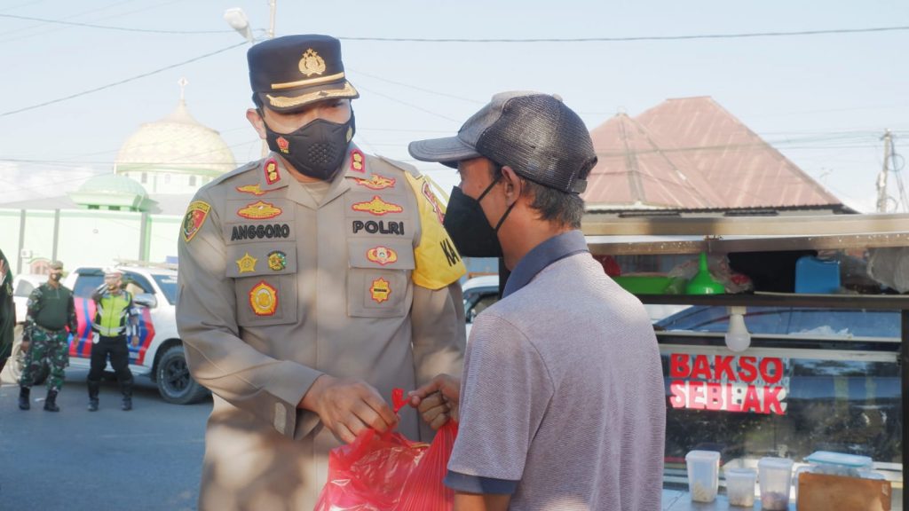 PPKM Level 4, Kapolres Berau Bersama Forkopimda Bagikan Sembako Kepada PKL 5 9