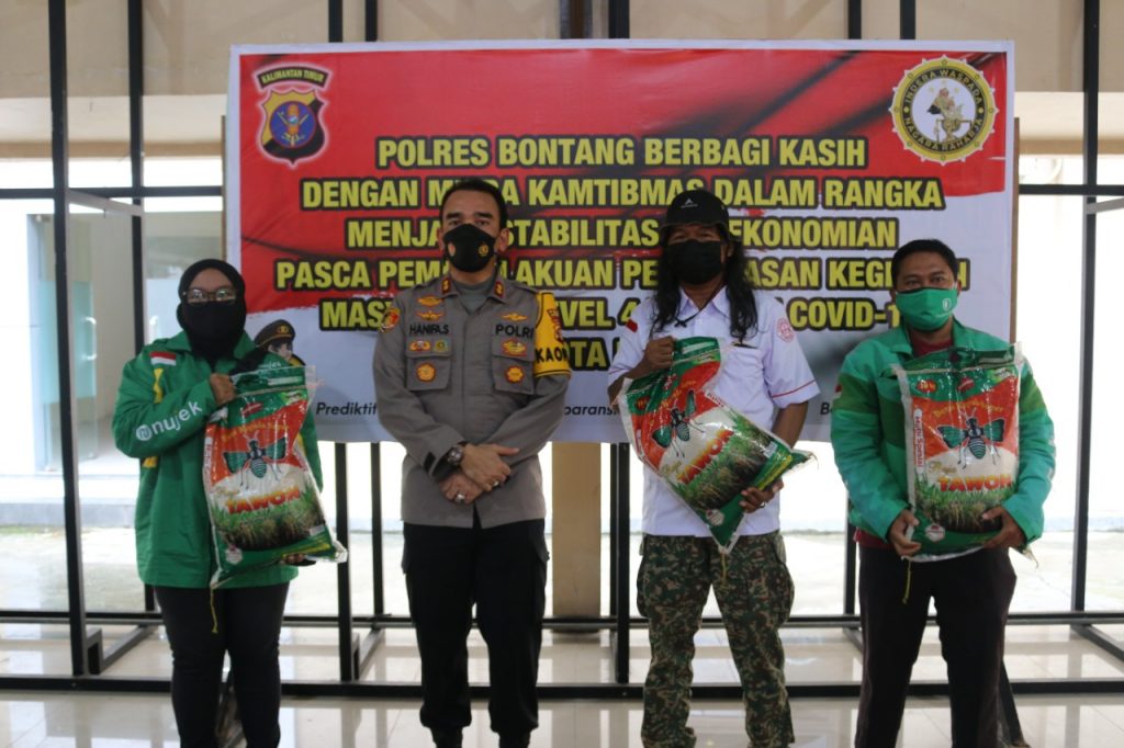 Wujud Kepedulian Polri Ditengah Pandemi, Polres Bontang Beri Bantuan Sembako Kepada Ojol dan Asosiasi Travel Bontang 6 11
