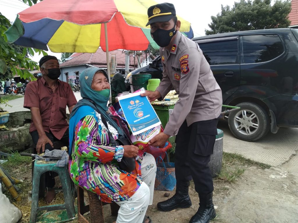 Peduli Terhadap Sesama, Polsek Jajaran Polres Kukar Bagikan Paket Sembako Ke Warga Yang Terdampak Covid-19 6 9