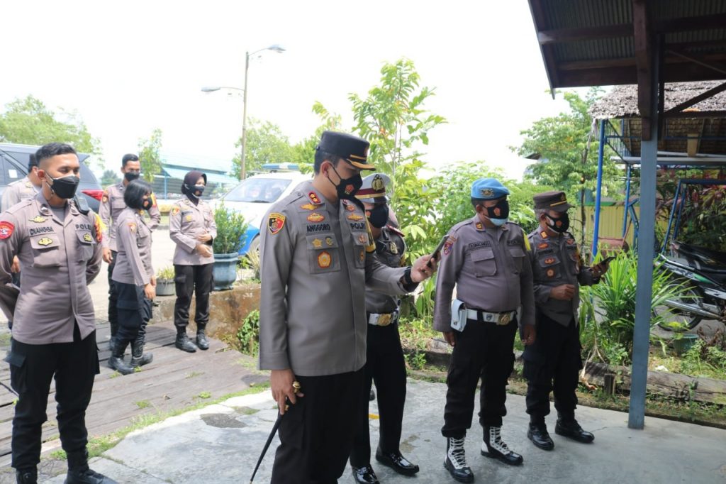 Melalui Panggilan Video, Kapolres dan Keluarga Besar Polres Berau Beri Semangat pada Personel yang Jalani Isolasi Mandiri 7 13