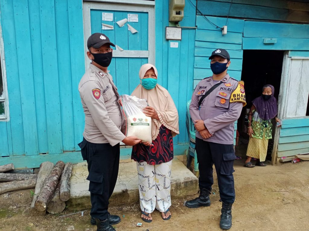 Peduli Warga Terdampak Pandemi Covid-19, Polsek Melak Bagikan Bantuan Sosial Berupa Sembako 8 3