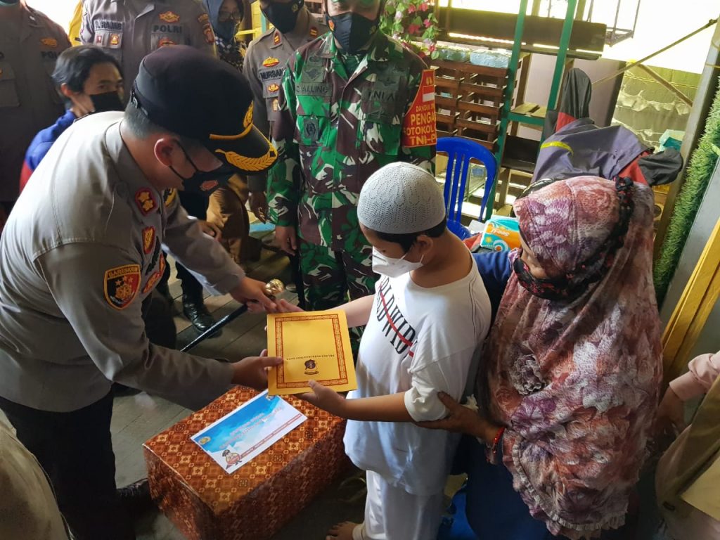 Polres Kukar Bersama Kodim 0906/KKR dan Pemerintah Salurkan Bantuan kepada Anak Yatim Piatu Akibat Covid-19 9 10