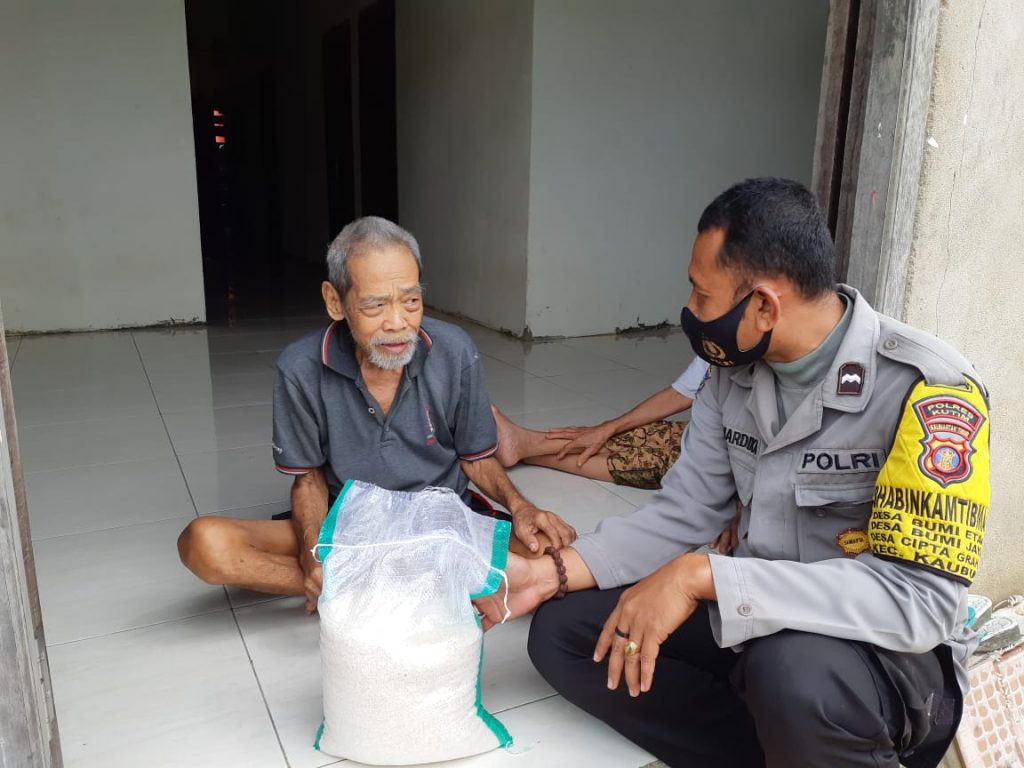 Peduli Warga Ditengah PPKM Yang Diperketat, Polsek Kaliorang Berikan Bantuan Sosial 9 3