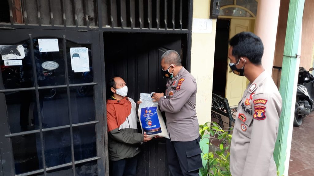 Door to Door, Personil Polsek Kawasan Pelabuhan Samarinda Salurkan Bantuan Sembako kepada Warga Terdampak Pandemi Covid-19 9 7