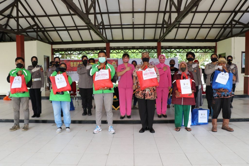 Jelang HUT Polwan Ke-73 dan HKGB Ke-69, Polwan dan Bhayangkari Kaltim Gelar Bakti Sosial WhatsApp Image 2021 07 02 at 15.02.32