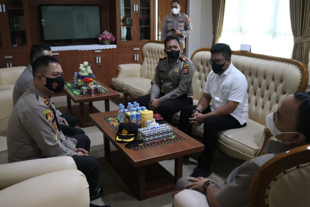 Erat Sinergitas, Kapolres Kukar Jalin Silaturahmi Dengan Ketua PN Tenggarong WhatsApp Image 2021 07 06 at 10.42.07