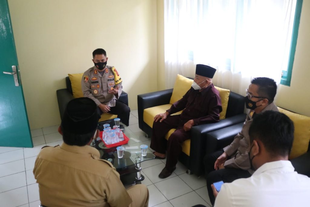 Wujudkan Kondusifitas, Kapolres Kutai Kartanegara Silaturahmi ke Ketua MUI WhatsApp Image 2021 07 06 at 10.42.19