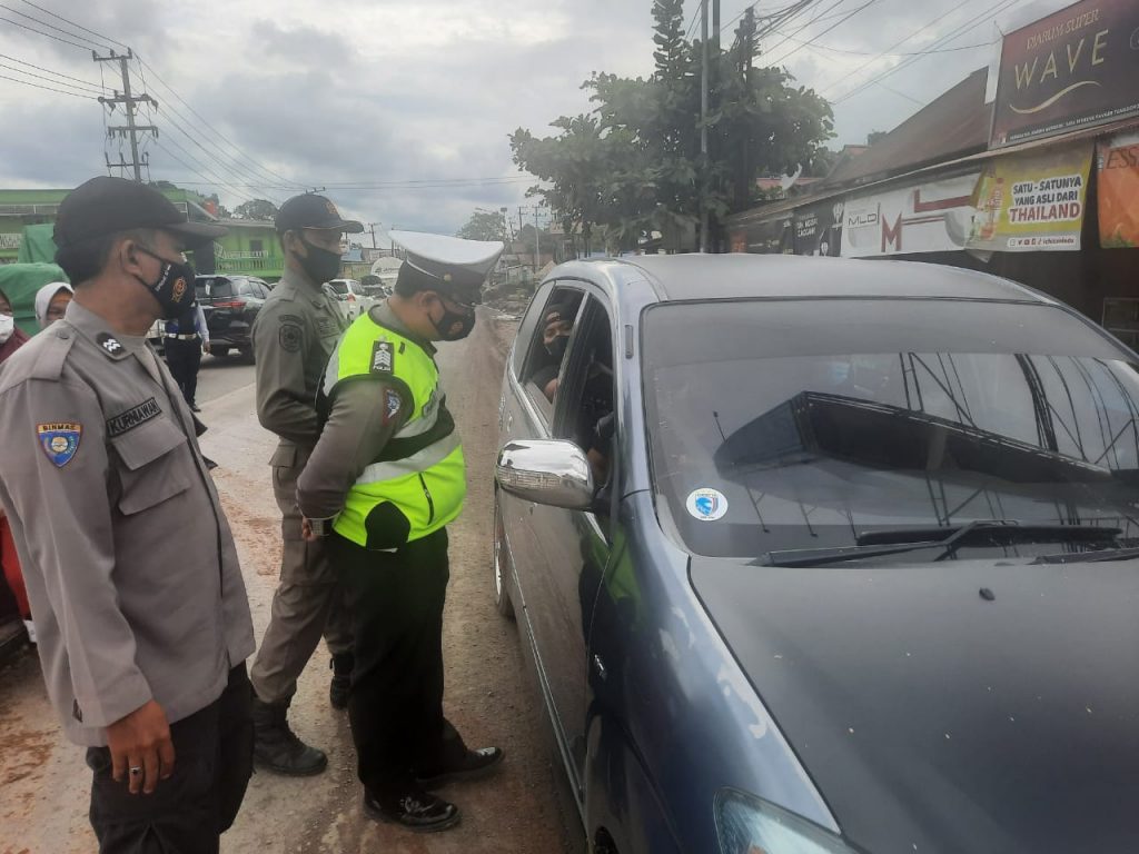 Optimalkan Pos Penyekatan Sungai Siring, Petugas Gabungan Periksa Ratusan Kendaraan WhatsApp Image 2021 07 09 at 13.06.32