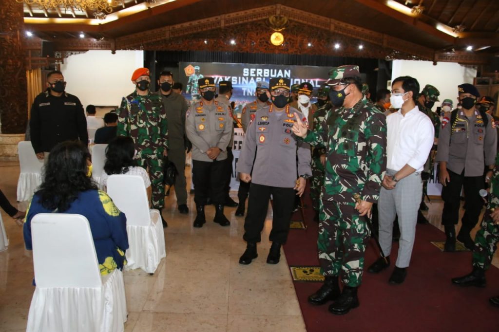 Panglima TNI dan Kapolri Tinjau Serbuan Vaksinasi di Solo WhatsApp Image 2021 07 09 at 16.56.54