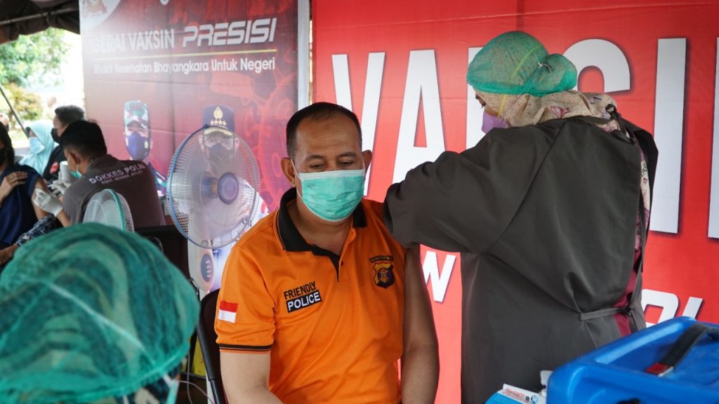 Dukung Program Pemerintah, Polres Kukar Gelar Gerai Vaksin Presisi WhatsApp Image 2021 07 10 at 09.38.38