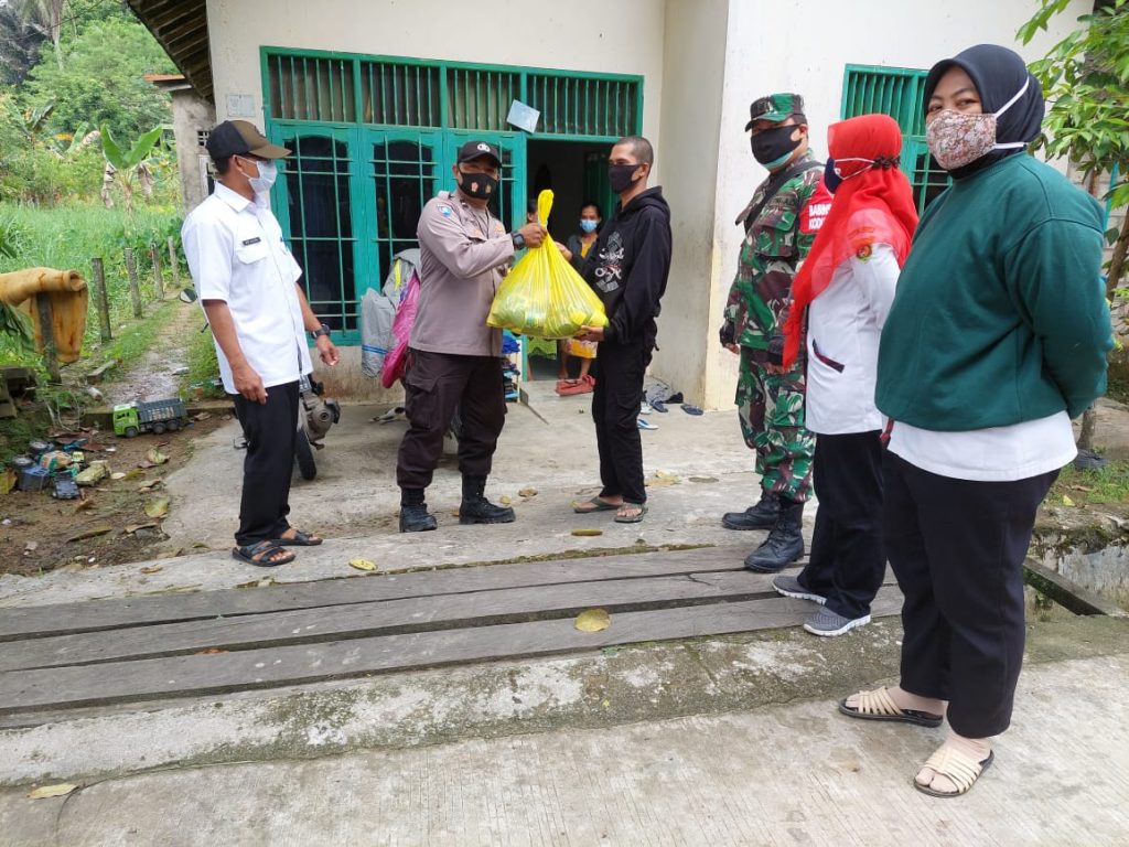 Peduli Warga Terdampak Covid-19, Tiga Pilar Kel. Lempake Kembali Bagikan Sembako WhatsApp Image 2021 07 12 at 10.38.44