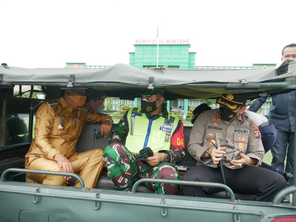 Cek Pelaksanaan PPKM Darurat, Walikota dan Kapolres Bontang Lakukan Patroli Gabungan WhatsApp Image 2021 07 12 at 23.21.26